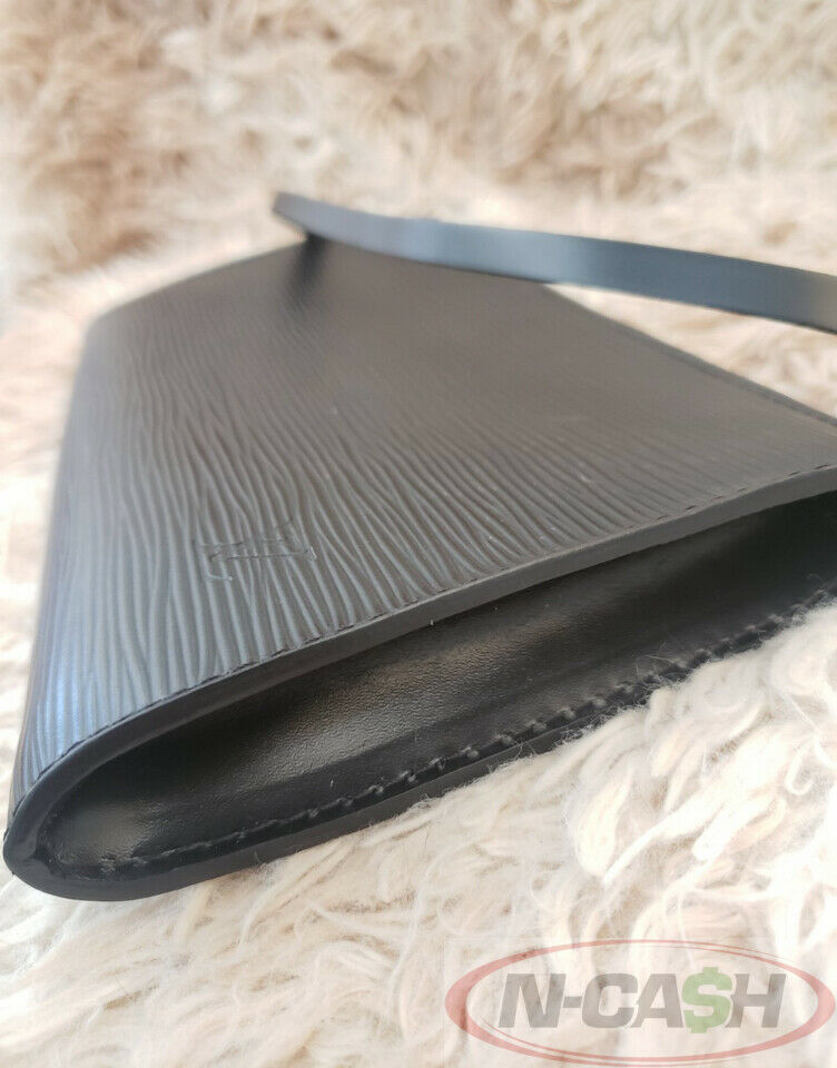 LOUIS VUITTON Pochette Accessoires 24 Epi Noir 2 Bag_pawnshop3